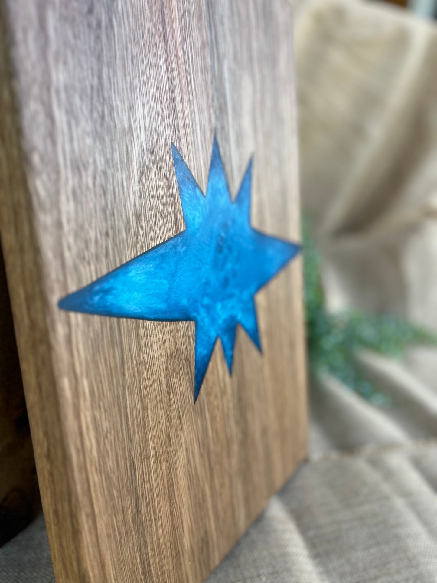 Spotted Gum Charcuterie Board with Resin Inlay (Electric blue)
